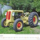 "SEPTEMBER" steht oben. Darunter ein gelber Traktor mit roten Akzenten vor grünem Laub und Schuppen. Kalenderdaten unten.