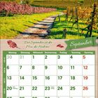 Kalenderblatt für September. Zitat: "Der September ist der Mai des Herbstes." Bild: Herbstlicher Weinberg mit Pfad.