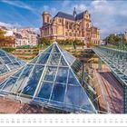 SEP Kalenderansicht, gläserne Pyramiden im Vordergrund, alte Kirche im Hintergrund, herbstliche Bäume, blauer Himmel.