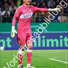 Alexander Nübel, Vorjahresabbildung, September, LBBW. Ein Fußballtorwart in pinkem Trikot auf dem Spielfeld.