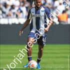 Deyovaisio Zeefuik steht auf einem Fußballfeld. Großes Wasserzeichen "Vorjahresabbildung". Unten ein September-Kalender.