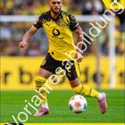 Yan Couto #2/Abwehr, September 2026. Fußballspieler in gelbem Trikot mit Ball am Fuß, im Stadion. BVB-Logo oben rechts.