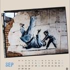 Text: "SEP" und Kalendertage. 
Illustration: Ein Kind wirft einen Mann zu Boden, auf eine Wand gemalt.