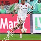 Ein Fußballspieler des 1. FCN in Aktion, mit dem Ball am Fuß. Text: „Vorjahresausbildung“, „Mohamed Ali Zoma“, „September“.