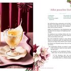 Selbst gemachter Eierlikör. Anleitung mit Zutaten wie Vanilleschote, Sahne und Rum. Flasche und Glas vor rosa Hintergrund.