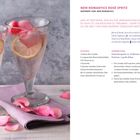 Rezept für New Romantics Rosé Spritz, Zutaten: Bio-Limette, Rosenblütenblätter, Rosensirup. Zwei Gläser mit Getränk.