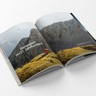 "Bergsport im 21. Jahrhundert" und "Sind die Alpen noch zu retten?" sind über eine Berglandschaft gedruckt.