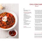 Auf der rechten Seite steht "CHILI CON CARNE klassisch", daneben ein Rezepttext. Links Schüssel mit Chili, oben Crème fraîche.