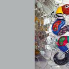 Text: "Silver Room". Eine farbenfrohe Skulptur einer Schlange vor einem spiegelnden Hintergrund.