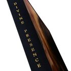 „DIVINE PRESENCE“ in goldener Schrift auf einem schwarzen Buchrücken, daneben ein dunkler, hölzerner Buchdeckel.