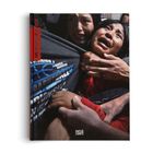 "World Press Photo 2026" in Rot und "Hatje Cantz" in Weiß. Zwei Menschen, eine wirkt verzweifelt, die andere umarmt sie.