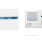 "Waterstructure, Study for Monet’s Dream," 1975. Links ein blaues Band, rechts ein Buch mit Bildern und Texten.