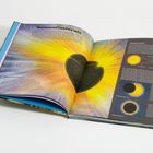 „Sonnenfinsternis“, „Böses Vorzeichen?“ Text erklärt Sonnenfinsternis. Links Herz vor gelber Sonne, rechts Diagramme.
