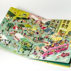 Bücherregal, Café zum Markt, Dr. Wachturm. Illustration eines belebten Marktplatzes mit vielen Personen und buntem Geschehen.