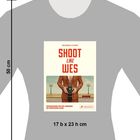 Text: "SHOOT LIKE WES" und "FOTOGRAFIEREN WIE WES ANDERSON EIN PRAKTISCHER GUIDE". Illustration mit einer Kamera.