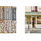 Links mehrere Holzkisten mit runden Käselaiben; rechts ein Schaufenster mit "Barthelemy" und einem Kunden davor.