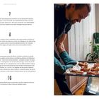 Texte mit Nummern: 

7: Beschreibung der Laugenherstellung
8: Eintauchen der Teiglinge
9: Reinigen und Backprozess
10 (nicht sichtbar)

Rechts: Mann mit Handschuhen, zieht frische Brezeln aus dem Ofen. Im Hintergrund eine Pflanze am Fenster.