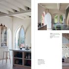 "OBEN Blick über die Kücheninsel mit Untersicht der Treppe auf die Galerie. RECHTS Treppe zur Galerieebene. LINKE SEITE Über der Küche befindet sich die Galerieebene. Eine verglaste Spitzbogenatur führt auf die Terrasse." Ein gemütlicher Raum mit Spitzbogenfenstern und einer Treppe.