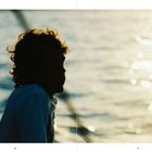 Seitenzahlen: 106 links, 107 rechts. Silhouette einer Person im Profil vor sonnigem Wasserhintergrund.