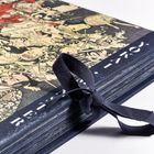 Text: "YOKAI" und "REI". Ein Buch mit japanischer Folklore-Illustration und schwarzem Band.