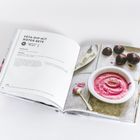 „FETA-DIP MIT ROTE BETE“ Rezept mit Zutaten und Zubereitung. Rechts ein Foto des rosa Dips in einer Schale.