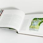 Text: "Der Künstler und Mönch Sesshū und der Garten des Jōei-ji". Links Text, rechts Illustration eines Gartens.