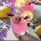 Kalenderseite für September mit rosa Getränk, Lavendel und Zitronenscheiben, dekorativ angerichtet.