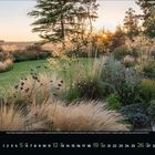 Kalenderseite mit Septemberdaten. Ein Garten mit Grasflächen, Pflanzen und Bäumen bei Sonnenuntergang.