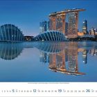 Kalenderseite September 2021. Skyline von Singapur mit beleuchteten Gebäuden und Spiegelung im Wasser.