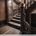 Kalenderseite September 2027. Alte, kunstvoll verzierte Holztreppe mit verblasstem Charme.