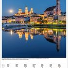 Monatskalender: September 2027. Abendhimmel über Passau mit beleuchteten Gebäuden entlang eines Flusses.