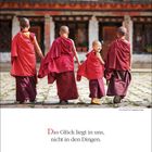 „Das Glück liegt in uns, nicht in den Dingen.“ Junge Mönche in roten Gewändern gehen fröhlich durch einen Hof.