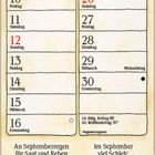 "Im September schwitzen – im Dezember sitzen." Kalender mit floralen Verzierungen und Illustration eines Bauernhofs.