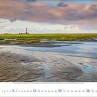 9, 2023. Landschaft mit Leuchtturm, Grasflächen und Wasser im Vordergrund. Dynamische Wolken am Himmel, Kalender unter dem Bild.