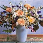 Ein Strauß aus verschiedenen Blumen in einer blauen Vase, mit orangefarbenen und weißen Blüten vor einem pastellblauen Hintergrund.