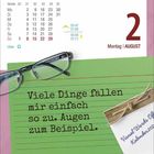 Viele Dinge fallen mir einfach so zu. Augen zum Beispiel. Kalenderblatt für Montag, 1. August, mit Brille und Zettel.