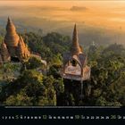 9 Sep 2023. Kalender mit Tempel auf Hügel in bewaldeter Landschaft im Sonnenaufgang, Blick von oben, ruhige Atmosphäre.