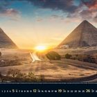 Text: "9 2023". Sonnenaufgang hinter zwei Pyramiden, die Sphinx links, Sand und eine kurvige Straße im Vordergrund.