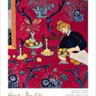 „Das rote Zimmer (Harmonie in Rot)“ von Henri Matisse. Eine Frau sitzt an einem Tisch mit Obstschalen, umgeben von roten Tapeten.