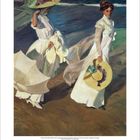 „9“ am unteren Rand. Zwei Frauen in weißen Kleidern am Strand mit Sonnenschirmen, romantische Atmosphäre.