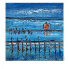 Gemälde mit blauen Tönen, Holzpfosten im Wasser, drei Personen in der Mitte, Kalenderzahlen unten.