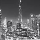 Burj Khalifa in Dubai; Höhe 828m, Bauzeit 2004-2009. Schwarz-Weiß-Aufnahme einer beleuchteten Skyline und Kalendarium.