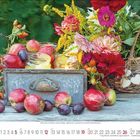 Kalender September 2023, rustikales Stillleben: Äpfel, Pflaumen, Kerzen in Gläsern, bunte Blumen neben einem Korb.