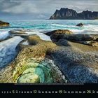 9, 2023. Eine felsige Küstenlandschaft mit Meer und Bergen im Hintergrund.