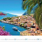 Kalenderansicht für November; zeigt eine Küstenstadt auf Klippen, umgeben von Wasser und Bergen im Hintergrund.