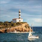 Es gibt keine Texte zu erwähnen. Ein Leuchtturm steht auf einer Felsküste. Im Vordergrund segelt ein Boot im Meer.