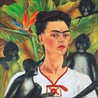 Illustration einer Frau mit dunklen Haaren und durchgehender Augenbraue, umgeben von Affen vor tropischen Blättern.