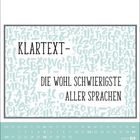 Text: "KLARTEXT - DIE WOHL SCHWIERIGSTE ALLER SPRACHEN." Hintergrund: zufällige Buchstaben und Zahlen. Unten ein Kalender.