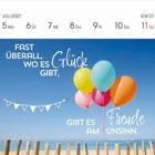 Kalenderblatt: „FAST ÜBERALL, WO ES GLÜCK GIBT, GIBT ES FREUDE AM UNSINN.“ Ballons vor blauem Himmel, Strand im Hintergrund.