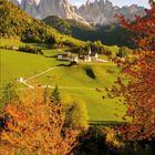 September-Kalenderblatt mit Berglandschaft, grünen Wiesen, herbstlichen Bäumen und einem Dorf im Hintergrund.